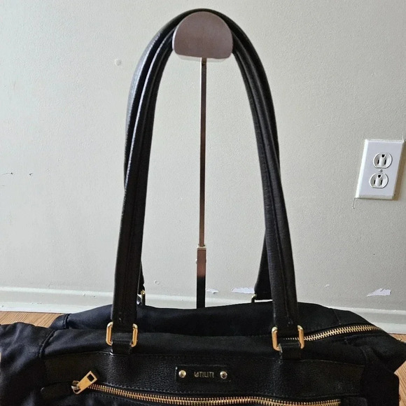 Utiliti Nylon Black Zipper Shoulder Bag. - Picture 7 of 7